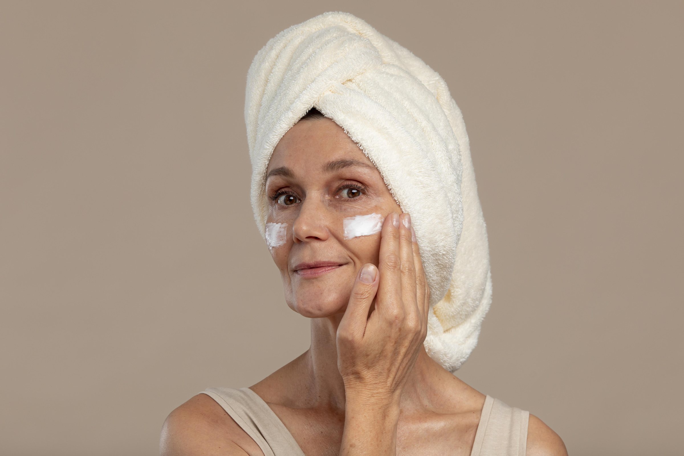 Rutina facial sencilla para piel madura
