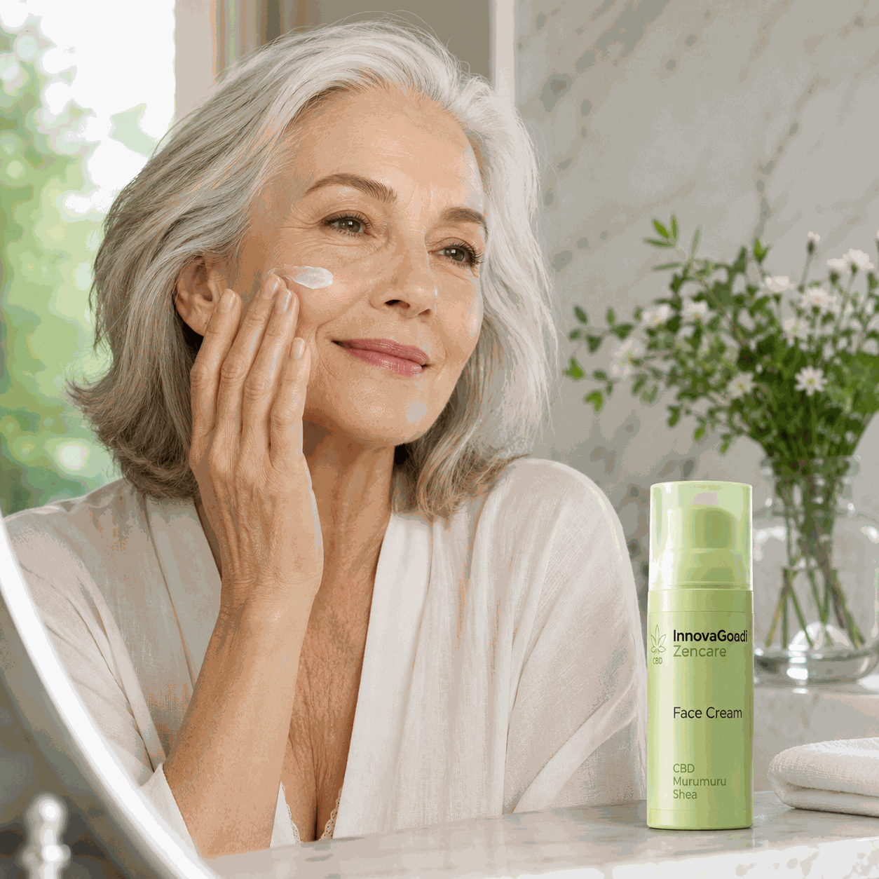 Mujer madura utilizando una crema facial junto a InnovaGoadi